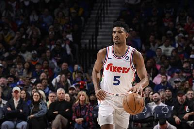 เพิ่มความคุ้มต่อ! กริมส์ทำสามพอยน์เตอร์ได้ 5 จาก 8 ลูกและมีส่วนร่วม 24 แต้มและตีสามพอยน์เตอร์สำคัญได้