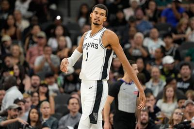 บุนยามะและคอร์เน็ตทำงานหนัก โดยทั้งคู่ทำคะแนนได้ 12 แต้มในครึ่งแรก ถือเป็นจำนวนสูงสุดในทีม