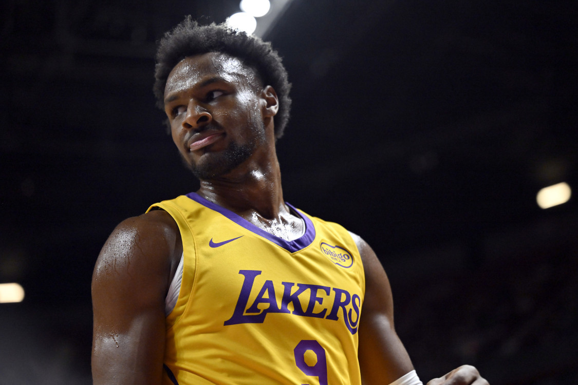 คุณมีประสบการณ์การล่ากวางบ้างไหม? บรอนนี่ทำคะแนน 17 แต้มและ 5 แอสซิสต์ในการเจอกับบัคส์เมื่อครั้งที่แล้ว ถือเป็นสถิติสูงสุดในอาชีพการงาน