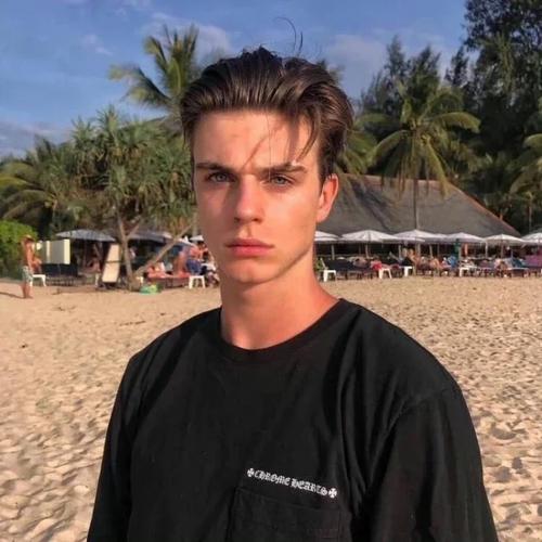 6686体育铁牌作者Edmund