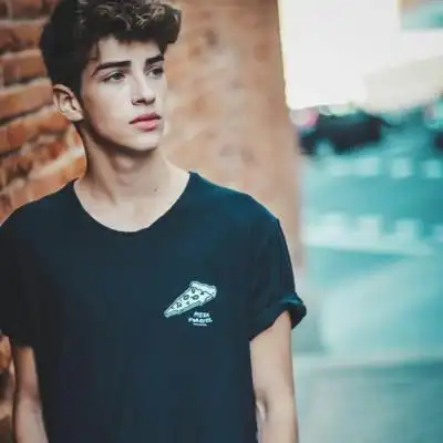 6686体育铁牌作者Lenny